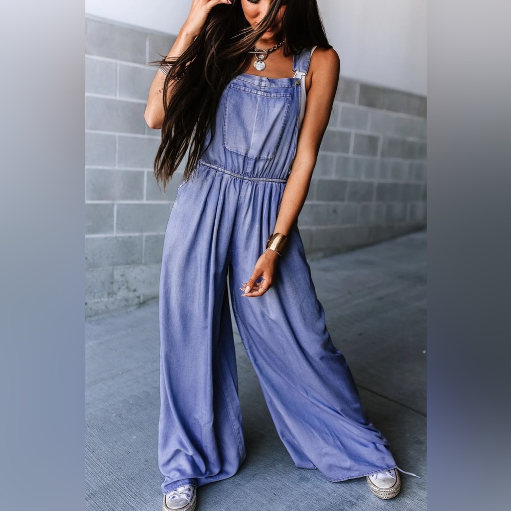 Lightweight XL (fits very oversized) wide leg overalls. Perfect for summer.